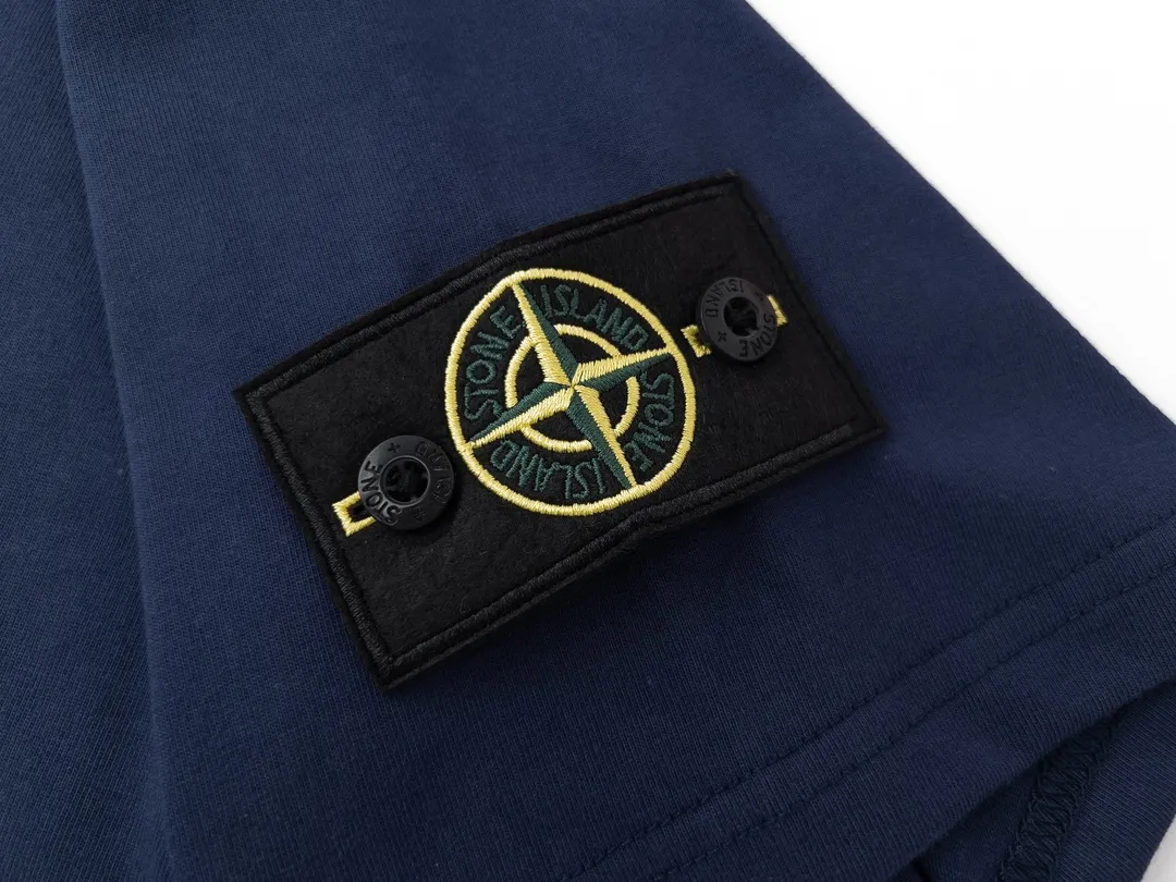 W623#P106💰 [Stone Island’s popular cuffed branded round neck off-shoulder short-sleeved T-shirt] Super versatile! A short-sleeved upper body for major celebrity internet celebrities, made of 260g combed cotton 32-count double yarn. Comfortable and breathable, customized accessories, oversize version. Dropped shoulder sleeves, very loose, same style for men and women, suitable for couples💑 Match as you like. The upper body is super beautiful. Color: Black White Apricot Gray Navy Size: M L XL XXL Ｍ Shoulder Width 47 Bust 52 Length 70 L Shoulder Width 48 Bust 54 Length 72 XL Shoulder width 59 Bust 56 Length 74 XXL Shoulder width 50 Bust 58 Length 76